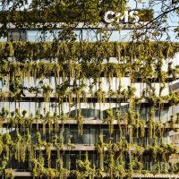 Ein modernes Gebäude mit einer üppig begrünten Fassade und großen Glasfenstern. Pflanzen hängen von den Etagen herab., © Stuttgart-Marketing GmbH, Sarah Schmid