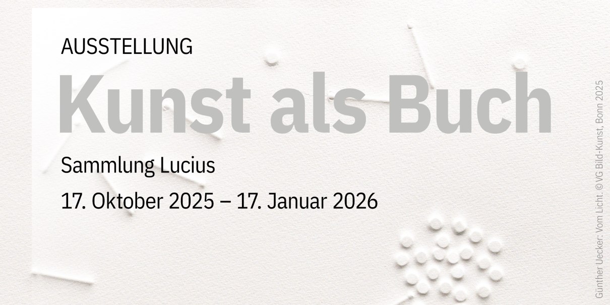 Einladung zur Ausstellung 'Kunst als Buch' der Sammlung Lucius, 17. Oktober 2025 bis 17. Januar 2026. Hintergrund mit strukturiertem Muster., © VG Bild-Kunst, Bonn