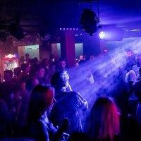 Ein belebter Nachtclub mit tanzenden Menschen, bunten Lichtern und Nebeleffekten. Die Atmosphäre ist lebhaft und energiegeladen., © BOA, Stuttgart Ein belebter Nachtclub mit tanzenden Menschen, bunten Lichtern und Nebeleffekten. Die Atmosphäre ist lebhaft und energiegeladen., © BOA, Stuttgart