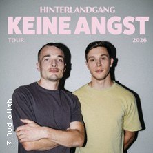 Zwei M&auml;nner posieren vor einem grauen Hintergrund. &Uuml;ber ihnen steht 'Hinterlandgang Keine Angst Tour 2026'., &copy; links im Bild