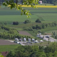 Wohnmobilstellplatz in Herrenberg, umgeben von grünen Feldern und Bäumen, aus der Vogelperspektive aufgenommen., © Gerhard Bäuerle