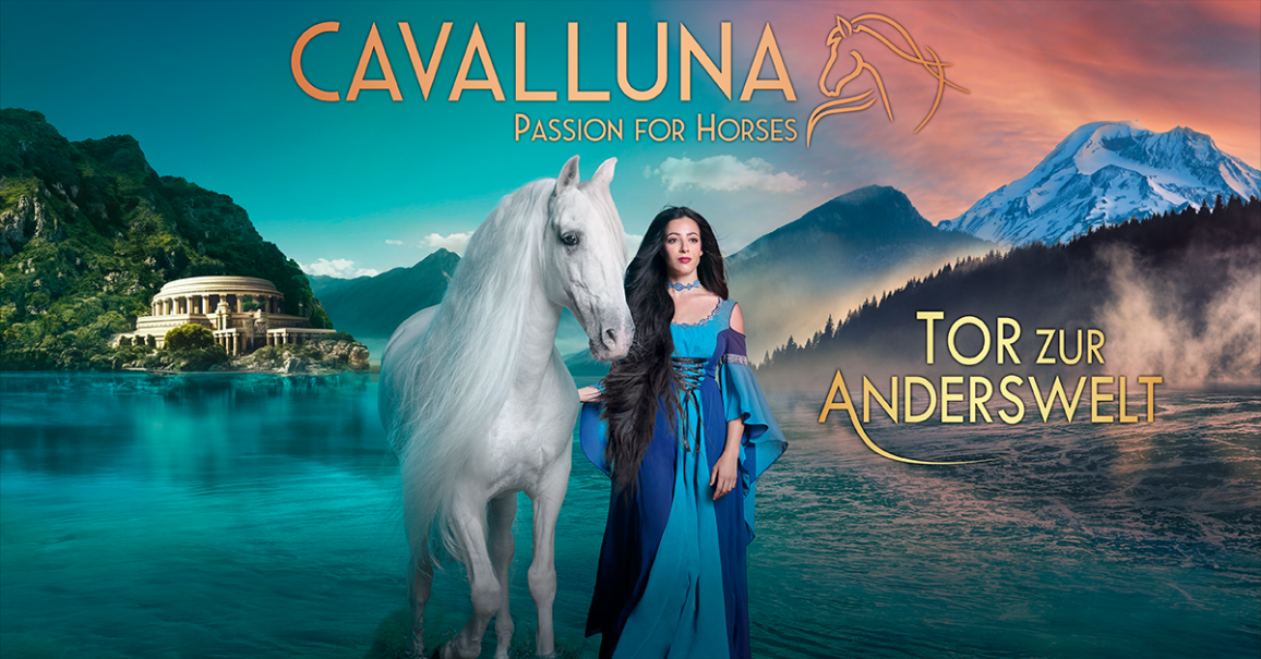 Eine Frau in einem blauen Kleid steht neben einem wei&szlig;en Pferd vor einer malerischen Landschaft mit Bergen und einem Tempel. Der Text "CAVALLUNA - Tor zur Anderswelt" ist zu sehen., &copy; links im Bild