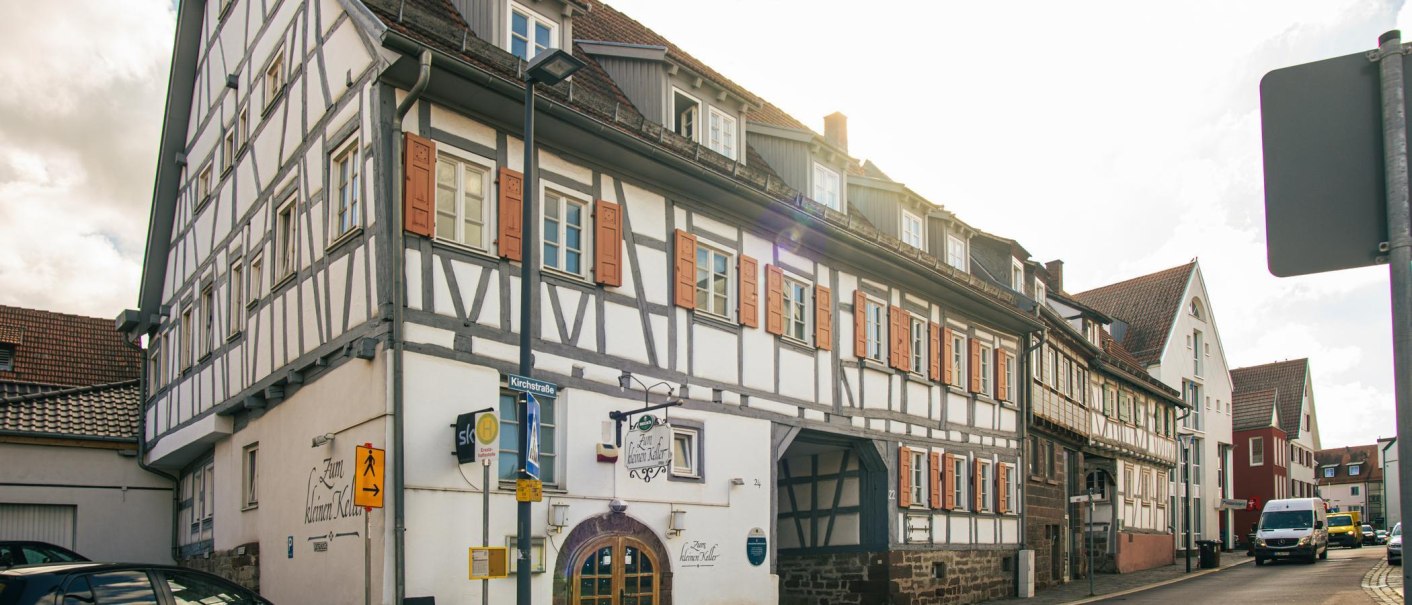 Half-timbered houses in the old town of Gerlingen, Germany. A street sign with the inscription 'Kirchstraße' is visible. Cars are parked at the roadside., © Stuttgart-Marketing GmbH, Sarah Schmid Half-timbered houses in the old town of Gerlingen, Germany. A street sign with the inscription 'Kirchstraße' is visible. Cars are parked at the roadside., © Stuttgart-Marketing GmbH, Sarah Schmid