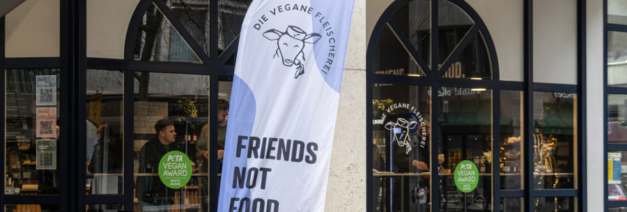 Die vegane Fleischerei in Stuttgart mit einem Banner "Friends Not Food" und einem PETA Vegan Award-Aufkleber im Fenster., &copy; Stuttgart-Marketing GmbH, Sarah Schmid