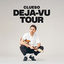 Ein Mann hockt mit einer Gitarre, trägt ein weißes Hemd und schwarze Hose. Oben steht 'CLUESO DEJA-VU TOUR'., © links im Bild Ein Mann hockt mit einer Gitarre, trägt ein weißes Hemd und schwarze Hose. Oben steht 'CLUESO DEJA-VU TOUR'., © links im Bild