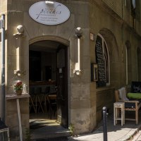 Entrance to the 'Peeches' caf&eacute; in the Bohnenviertel district of Stuttgart. Comfortable seating outside, street sign 'Brennerstr.' visible., &copy; SMG Stuttgart Marketing GmbH - Sarah Schmid
