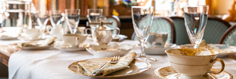 An elegantly laid table with fine china, glasses and cutlery in a cozy caf&eacute; ambience., &copy; SMG Stuttgart Marketing GmbH - Sarah Schmid