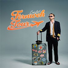 Person in Anzug mit Sonnenbrille neben Koffer voller Aufkleber. Schriftzug 'Carlo5 Fernweh Tour 2025' im Hintergrund., © links im Bild