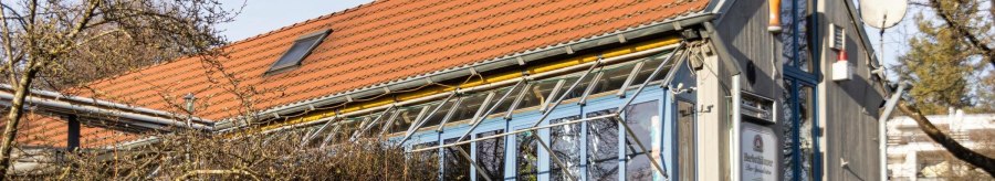 Modern house with a red tiled roof and large glass windows, surrounded by bare trees and a garden., &copy; Stuttgart-Marketing GmbH, Sarah Schmid