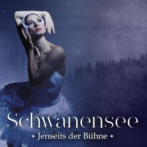 Eine Ballerina in einem Schwanenkostüm posiert elegant vor einem dunklen, mystischen Hintergrund mit Waldsilhouette. Der Titel 'Schwanensee' ist sichtbar., © Konstantin Rain be.entertained Eine Ballerina in einem Schwanenkostüm posiert elegant vor einem dunklen, mystischen Hintergrund mit Waldsilhouette. Der Titel 'Schwanensee' ist sichtbar., © Konstantin Rain be.entertained
