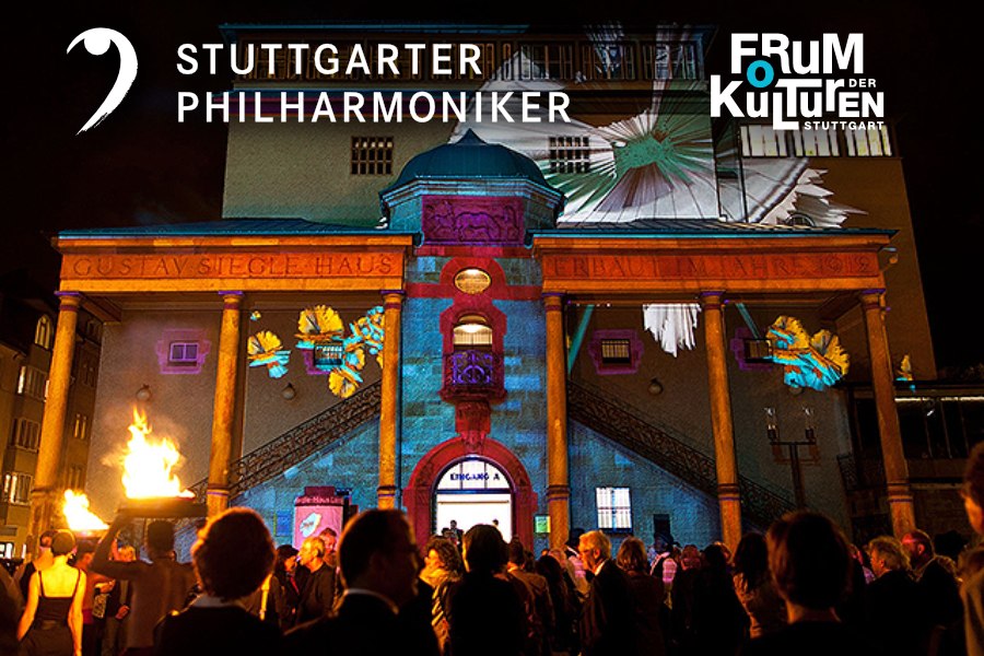 Das Gustav-Siegle-Haus ist nachts beleuchtet, mit Projektionen und einer Menschenmenge davor. Logos der Stuttgarter Philharmoniker und Forum der Kulturen sichtbar., &copy; Stuttgarter Philharmoniker