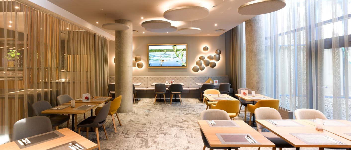 Modern restaurant with elegant furnishings, wooden tables, upholstered chairs and decorative wall details., © Holiday Inn Stuttgart Modern restaurant with elegant furnishings, wooden tables, upholstered chairs and decorative wall details., © Holiday Inn Stuttgart