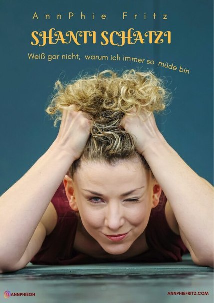 Woman with curly hair lies on the floor, supports her head with her hands and winks. Text: "Shanti Schatzi - I don't know why I'm always so tired.", © Renitenztheater Stuttgart e.V. Woman with curly hair lies on the floor, supports her head with her hands and winks. Text: "Shanti Schatzi - I don't know why I'm always so tired.", © Renitenztheater Stuttgart e.V.
