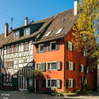 Half-timbered houses in the old town of Schorndorf, surrounded by trees and a blue sky. The buildings are brightly painted and gleam in the sunlight., © Stuttgart-Marketing GmbH, Sarah Schmid Half-timbered houses in the old town of Schorndorf, surrounded by trees and a blue sky. The buildings are brightly painted and gleam in the sunlight., © Stuttgart-Marketing GmbH, Sarah Schmid