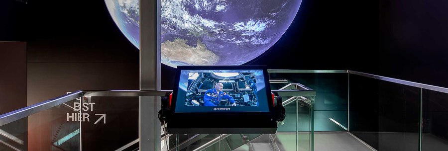 Ausstellung mit gro&szlig;em Bild der Erde und Bildschirm mit Astronautenfoto im Haus der Geschichte Baden-W&uuml;rttemberg., &copy; Haus der Geschichte Baden-W&uuml;rttemberg, Daniel Stauch Photography