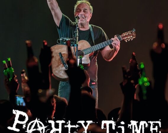 Ein Musiker mit Gitarre auf der Bühne, umgeben von einem jubelnden Publikum. Der Text 'Götz Widmann Party Time' ist im Bild zu sehen., © clubCANN - Stuttgarter Jugendhaus gGmbH Ein Musiker mit Gitarre auf der Bühne, umgeben von einem jubelnden Publikum. Der Text 'Götz Widmann Party Time' ist im Bild zu sehen., © clubCANN - Stuttgarter Jugendhaus gGmbH