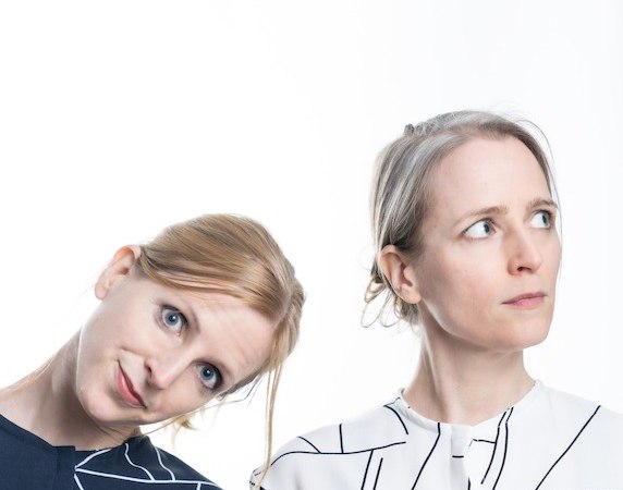 Zwei Frauen in gemusterten Hemden, eine neigt den Kopf, die andere schaut zur Seite. Wei&szlig;er Hintergrund., &copy; Rosenau Kultur e.V.