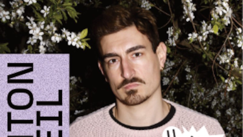 Ein Mann in einem rosa Pullover steht vor blühenden Zweigen. Oben steht 'Super einsam', links 'Anton Weil'., © Lauscherlounge Veranstaltungen UG Ein Mann in einem rosa Pullover steht vor blühenden Zweigen. Oben steht 'Super einsam', links 'Anton Weil'., © Lauscherlounge Veranstaltungen UG