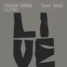 Graue Grafik mit dem Text 'Fabian Römer (Live) Tour 2025' und einem stilisierten 'LIVE'-Schriftzug., © links im Bild