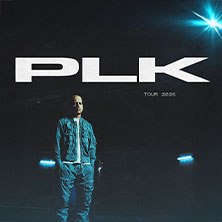 Person in blauer Kleidung vor dunklem Hintergrund mit Schriftzug PLK und Tour 2023., © links im Bild Person in blauer Kleidung vor dunklem Hintergrund mit Schriftzug PLK und Tour 2023., © links im Bild