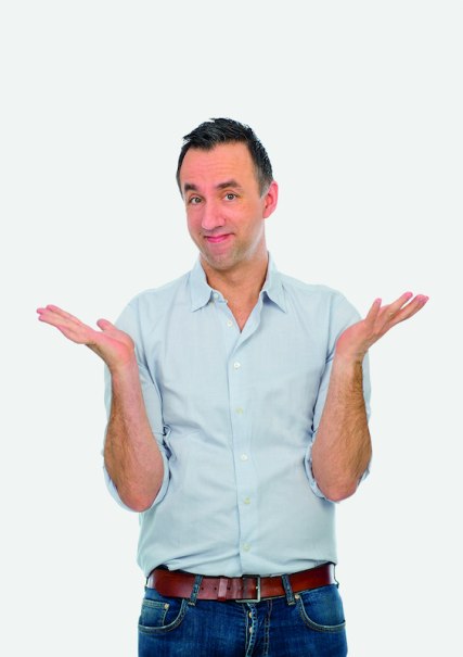 Ein Mann in einem hellblauen Hemd hebt die Schultern und Hände, als ob er ratlos ist. Hintergrund ist einfarbig hell., © Theaterhaus Stuttgart e.V. Ein Mann in einem hellblauen Hemd hebt die Schultern und Hände, als ob er ratlos ist. Hintergrund ist einfarbig hell., © Theaterhaus Stuttgart e.V.
