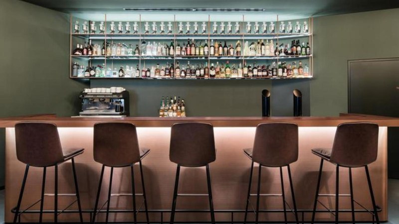 Moderne Bar mit hohen St&uuml;hlen, beleuchtetem Tresen und Flaschenregal im Hintergrund. Dezente Beleuchtung und schlichte Einrichtung., &copy; Eduards Bar, Stuttgart