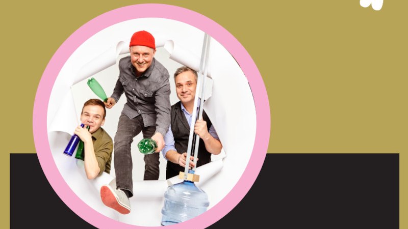 Drei M&auml;nner brechen durch eine Papierwand und halten Flaschen und einen gro&szlig;en Wasserbeh&auml;lter. Sie wirken fr&ouml;hlich und kreativ., &copy; Renitenztheater Stuttgart e.V.