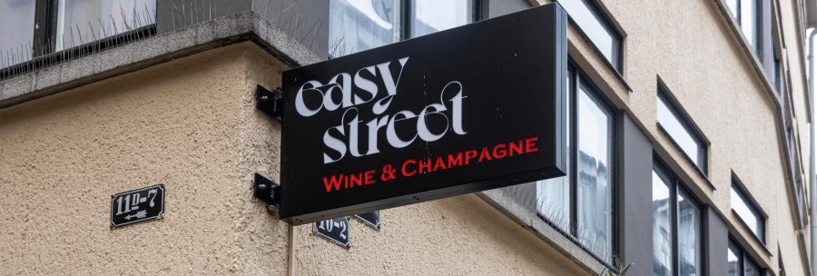 A sign with the words 'easy street Wine & Champagne' hangs on the wall of a building. A house number can be seen below it., &copy; Stuttgart-Marketing GmbH, Sarah Schmid