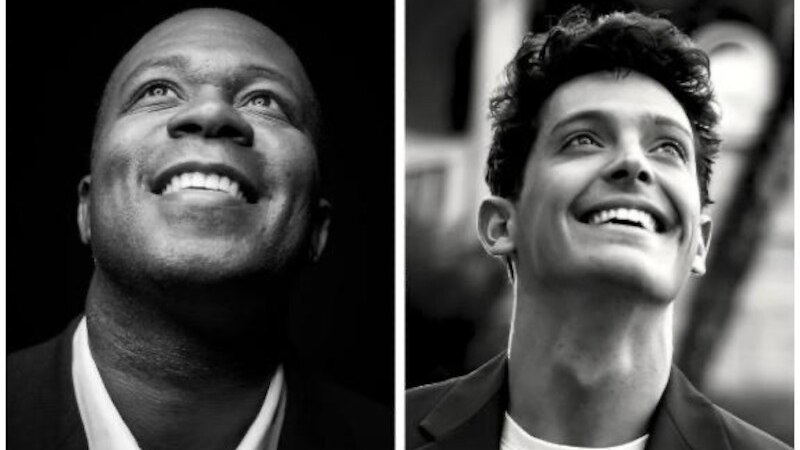 Zwei M&auml;nner in Schwarz-Wei&szlig;, l&auml;chelnd und nach oben schauend. Der linke Mann tr&auml;gt ein Hemd, der rechte einen Blazer., &copy; Wilhelma Theater