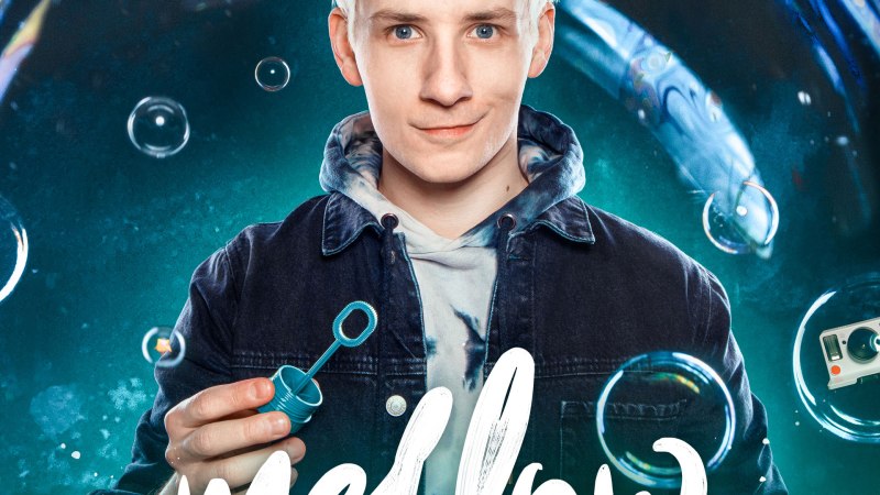 Ein junger Mann mit blonden Haaren h&auml;lt einen Seifenblasenstab vor einem bunten Hintergrund. Der Schriftzug 'mellow' ist prominent im Bild., &copy; Friedrichsbau Variet&eacute;