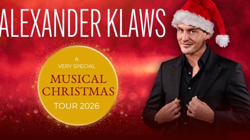 Ein Mann in einem schwarzen Anzug und Weihnachtsm&uuml;tze vor einem roten Hintergrund. Text: 'Alexander Klaws - A Very Special Musical Christmas Tour 2026'., &copy; links im Bild