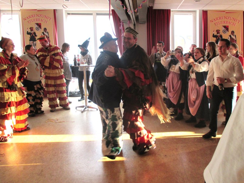 Menschen in bunten Kostümen tanzen und feiern im Bürgerzentrum. Im Hintergrund sind Banner der Narrenzunft Feuerbach zu sehen., © Narrenzunft Feuerbach e. V. Menschen in bunten Kostümen tanzen und feiern im Bürgerzentrum. Im Hintergrund sind Banner der Narrenzunft Feuerbach zu sehen., © Narrenzunft Feuerbach e. V.