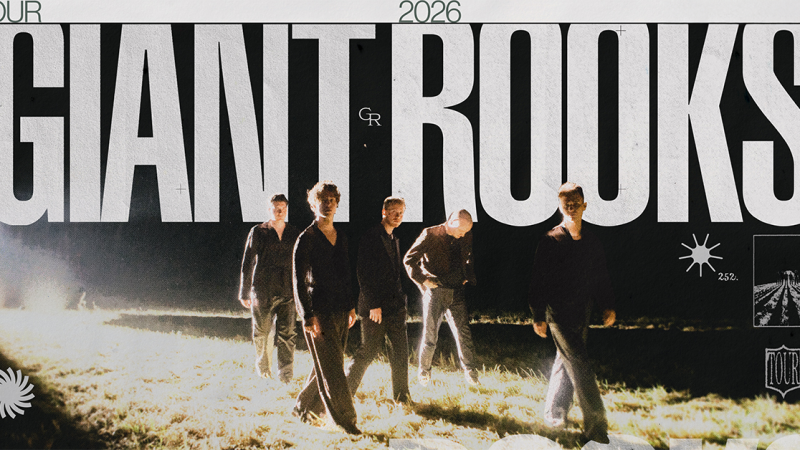 Plakat der Giant Rooks Tour 2026. F&uuml;nf Personen stehen auf einem beleuchteten Feld bei Nacht. Der Schriftzug 'GIANT ROOKS' dominiert das Bild., &copy; links im Bild