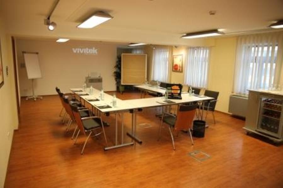 Meeting room with U-shaped table arrangement, chairs, flipchart and projector. Bright lighting and wooden floor., © Hotel Gasthof Hasen Meeting room with U-shaped table arrangement, chairs, flipchart and projector. Bright lighting and wooden floor., © Hotel Gasthof Hasen
