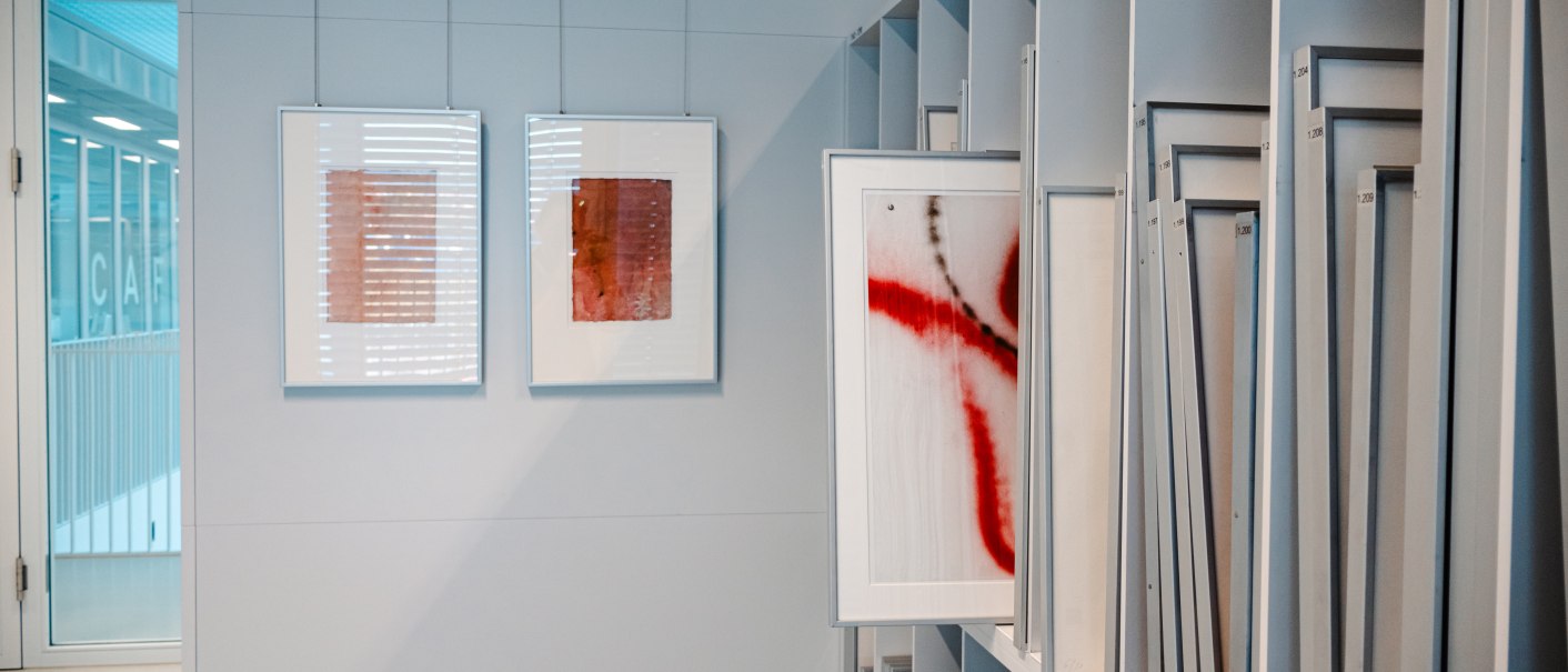 Innenansicht einer Graphothek mit gerahmten Kunstwerken an der Wand und in Regalen. Moderne, minimalistische Einrichtung., © SMG_Sarah Schmid Innenansicht einer Graphothek mit gerahmten Kunstwerken an der Wand und in Regalen. Moderne, minimalistische Einrichtung., © SMG_Sarah Schmid