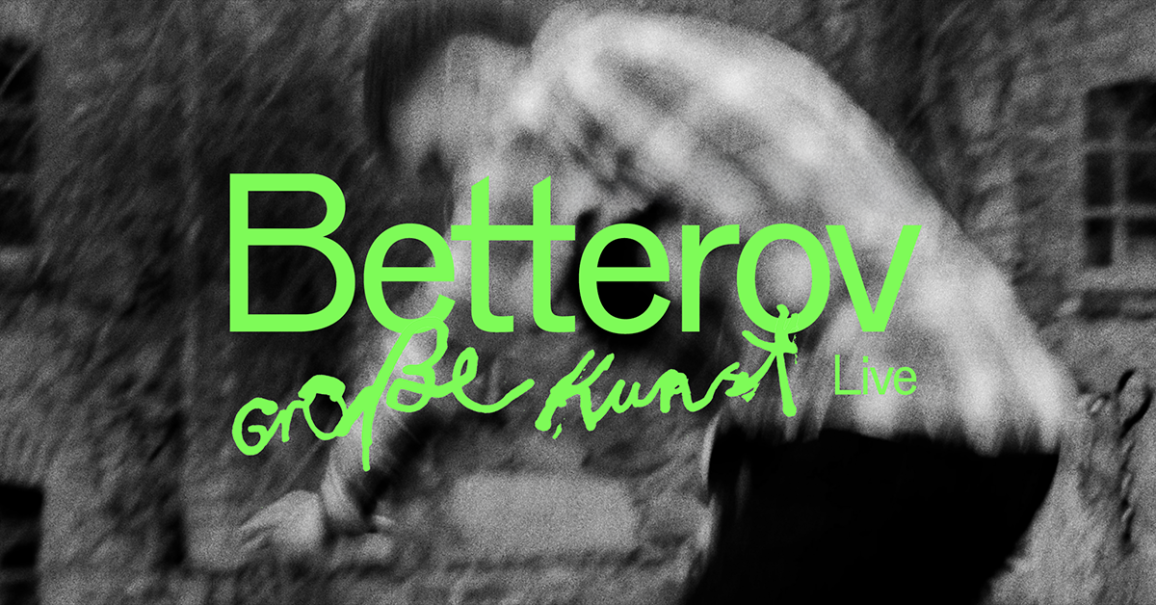 Schwarz-wei&szlig; Bild mit verschwommenem Hintergrund und gr&uuml;nem Text 'Betterov gro&szlig;e Kunst Live'., &copy; links im Bild
