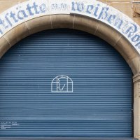 Entrance with the inscription 'Gastst&auml;tte zum wei&szlig;en Ro&szlig;' above a blue roller shutter. Next to it is a wooden door with a 'Card Only' sign., &copy; Stuttgart-Marketing GmbH, Sarah Schmid