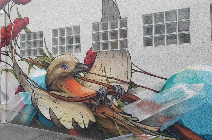 Buntes Wandgem&auml;lde eines Vogels mit roten Beeren und geometrischen Formen auf einer Hauswand in Stuttgart., &copy; Stuttgart Marketing GmbH