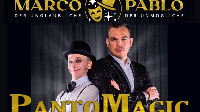 Zwei M&auml;nner, einer als Pantomime, der andere in einem glitzernden Anzug, posieren vor dem Schriftzug 'PantoMagic'. Oben steht 'Marco der Unglaubliche' und 'Pablo der Unm&ouml;gliche'., &copy; Friedrichsbau Variet&eacute;