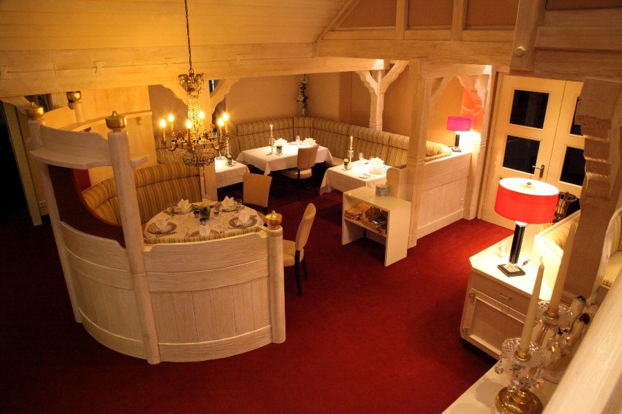 Elegant restaurant with red carpets, white furniture and a chandelier. The tables are set for guests., © Hotel Fuchsen Elegant restaurant with red carpets, white furniture and a chandelier. The tables are set for guests., © Hotel Fuchsen