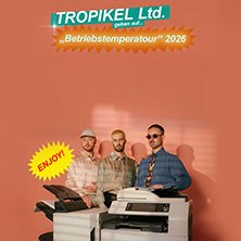 Drei M&auml;nner stehen neben Kopierger&auml;ten vor einem orangefarbenen Hintergrund. Der Text k&uuml;ndigt die "Betriebstemperatour 2026" von Tropikel Ltd. an., &copy; links im Bild
