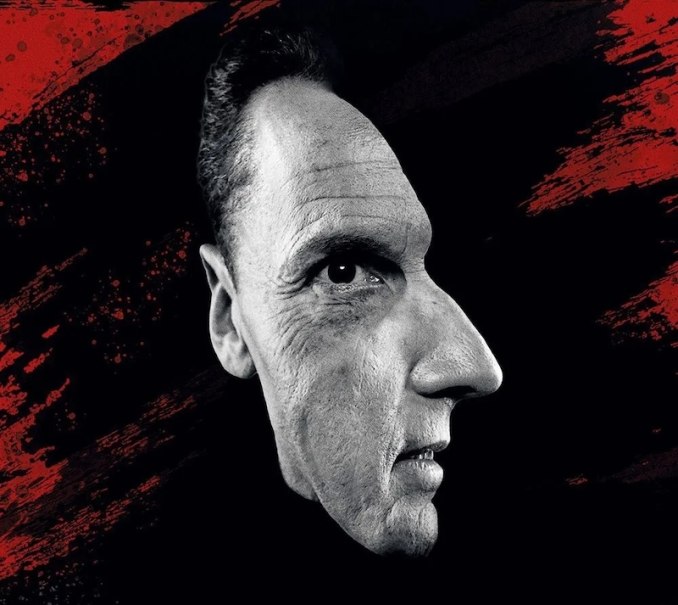 Ein Gesicht in Schwarz-Wei&szlig;, das sowohl frontal als auch im Profil dargestellt ist, vor einem rot-schwarzen Hintergrund., &copy; Renitenztheater Stuttgart e.V.