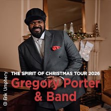 Ein Mann in einem Anzug steht l&auml;chelnd in einem festlich dekorierten Raum. Text: The Spirit Of Christmas Tour 2026, Gregory Porter & Band., &copy; links im Bild