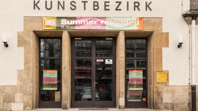 Eingang des Kunstbezirks mit einem Banner f&uuml;r die Ausstellung 'Summer reloaded'. Die Fassade ist aus Stein mit gro&szlig;en Fenstern., &copy; Stuttgart-Marketing GmbH, Sarah Schmid