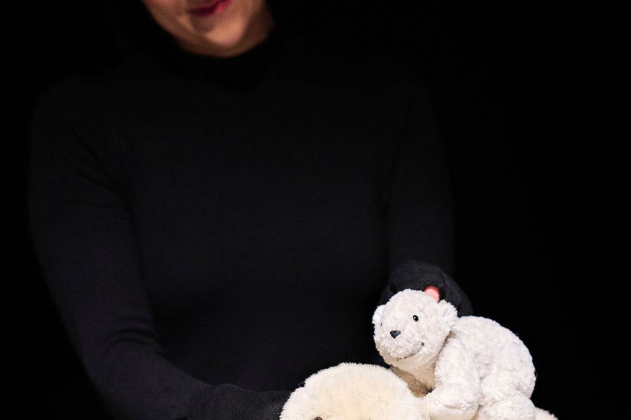 Der kleine Eisb&auml;r entdeckt die Welt vom besten Platz der Welt aus - Papas R&uuml;cken, &copy; Fithe &ndash; Figurentheater aus Ostbelgien