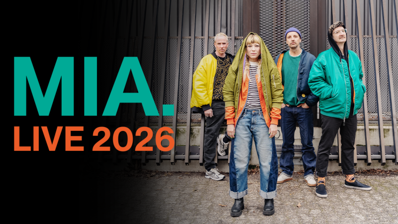 Die Band MIA. steht vor einem Gittertor. Der Schriftzug 'MIA. LIVE 2026' ist links im Bild zu sehen., © links im Bild Die Band MIA. steht vor einem Gittertor. Der Schriftzug 'MIA. LIVE 2026' ist links im Bild zu sehen., © links im Bild