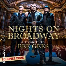 Drei Musiker stehen auf einer B&uuml;hne in einem prunkvollen Theatersaal. Eine Gitarre ist im Vordergrund platziert. Text: 'Nights on Broadway - A Tribute to the Bee Gees'., &copy; links im Bild