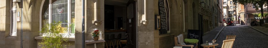 Entrance to the 'Peeches' café in the Bohnenviertel district of Stuttgart. Comfortable seating outside, street sign 'Brennerstr.' visible., © SMG Stuttgart Marketing GmbH - Sarah Schmid