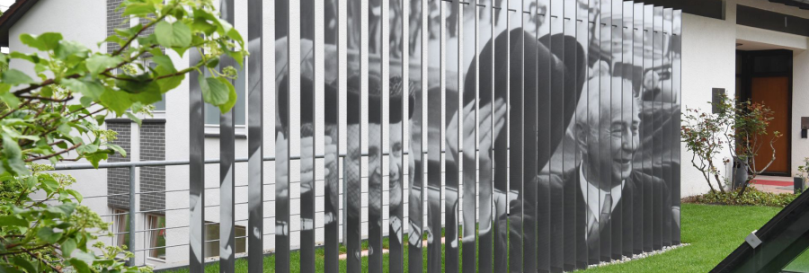 Das Theodor-Heuss-Haus in Stuttgart zeigt eine Fotoinstallation mit schwarz-wei&szlig;en Bildern auf vertikalen Streben. Im Vordergrund sind Pflanzen zu sehen., &copy; Stiftung Bundespr&auml;sident Theodor-Heuss-Haus / Franziska Kraufmann