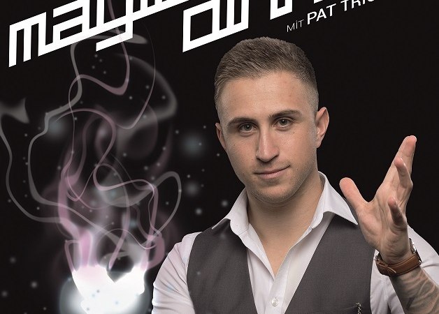 Ein Magier in einem Anzug pr&auml;sentiert eine leuchtende Kugel, umgeben von magischem Rauch. Der Text "Magic Dinner mit Pat Trickster" ist prominent platziert., &copy; Erlebnis Schmaus